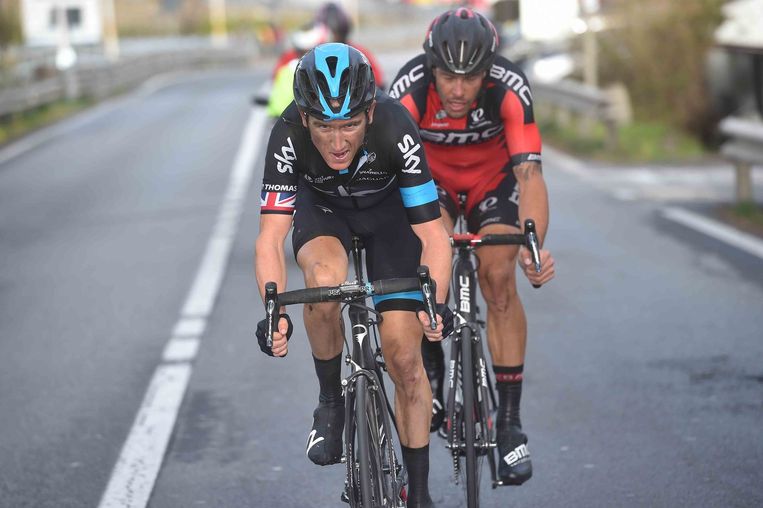 Thomas (r) en Oss waagden hun kans tussen Cipressa en Poggio. Thomas zou als laatste ingerekend worden, net voor de top van de Poggio Beeld Tim De Waele