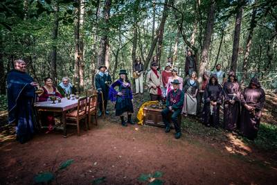 Zware gitaren en duistere verhalen; muziekspektakel in De Hunnebergen gaat eeuwen terug in de tijd