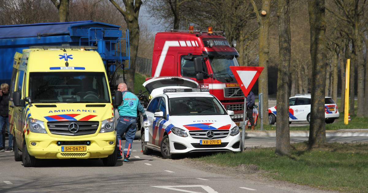 Brommerrijder met spoed naar ziekenhuis na ongeval in Markelo; traumahelikopter geannuleerd.