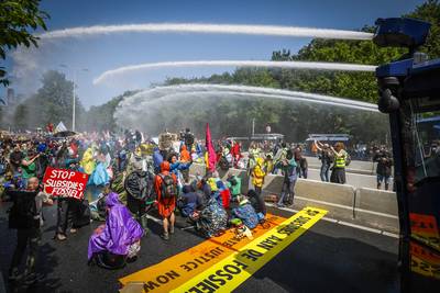 Nederlandse politie pakt bijna 1.600 activisten op bij blokkade van snelweg door Extinction Rebellion