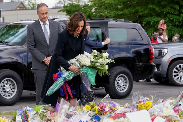 De Amerikaanse vicepresident Kamala Harris legt bloemen neer bij een gedenkplaats voor de slachtoffers van de schietpartij in Buffalo, New York eerder deze maand.
