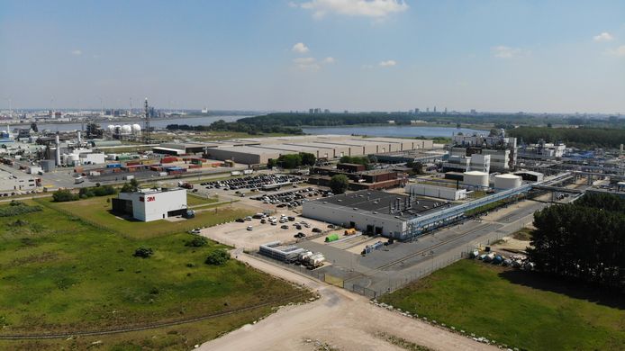 Dronebeeld van de fabriek van 3M in Zwijndrecht