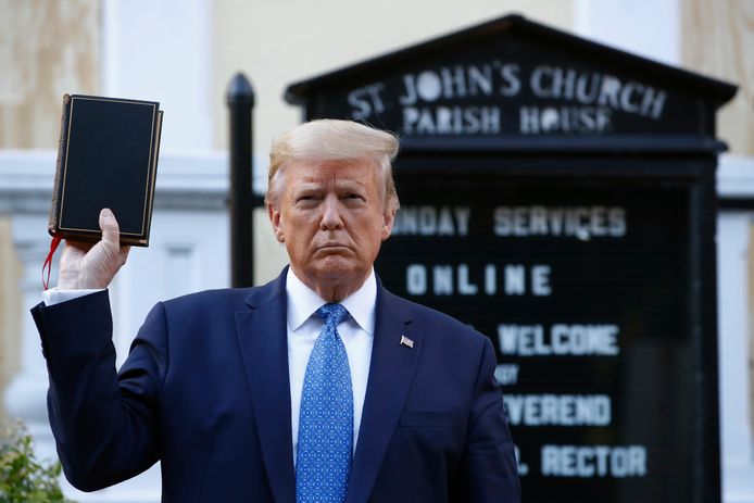 Trump poseert met bijbel in de hand bij de St. Johns Episcopal Church in Washington.