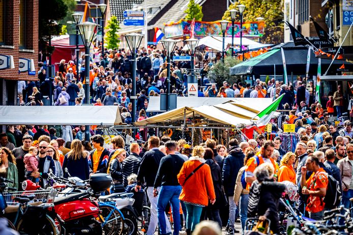 Enorme drukte en gezelligheid in Papendrecht op Koningsdag.