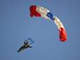 Britse parachutist overleeft spectaculaire val vanaf 4 kilometer hoogte: “Dwars door het dak van een huis neergestort”