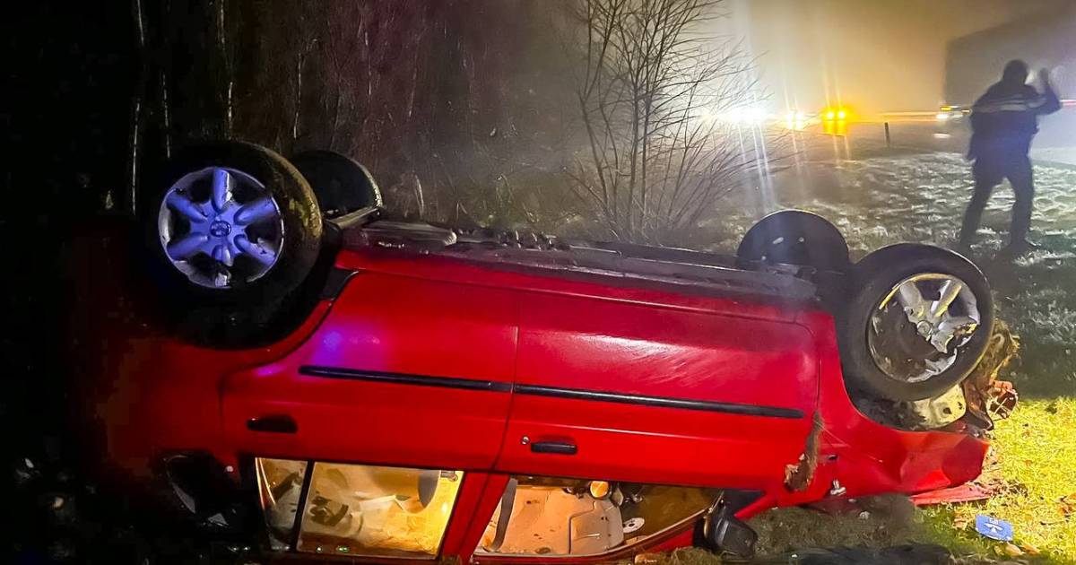 Veel ongelukken door gladheid op snelwegen, enorme file op A12 bij Zevenaar na afsluiting.