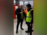 Feyenoordfan heeft verrassing voor steward in Grolsch Veste