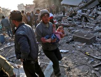 61 doden bij bombardement op Syrische markt, en dat in "de-escalatiezone"