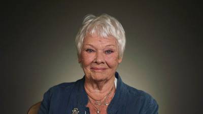 Judi Dench per ongeluk naakt in FaceTime-gesprek: “een van mijn gênantste momenten ooit”
