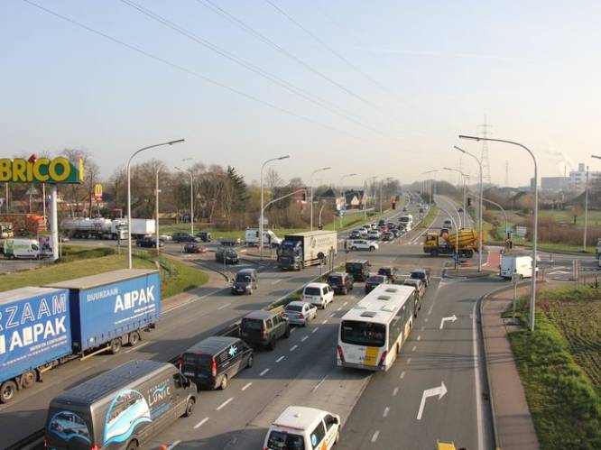Twee voertuigen getakeld na ongeval aan Brico in Wondelgem: veel file richting Zelzate