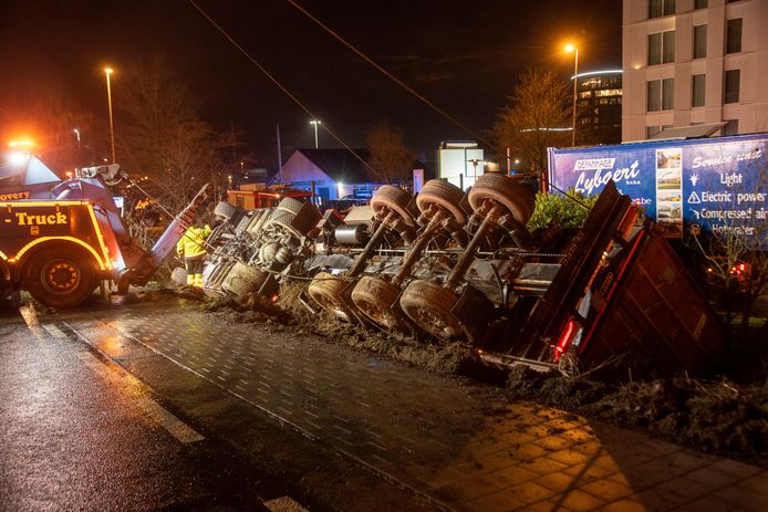 De vrachtwagen kantelde naast de Otteremsesteenweg Zuid de gracht in.