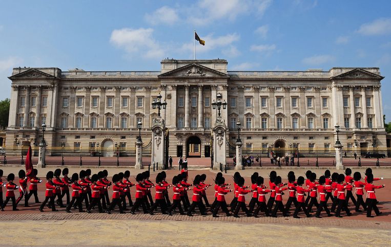 De Queen's Guard marcheert voor Buckingham Palace. Beeld AFP