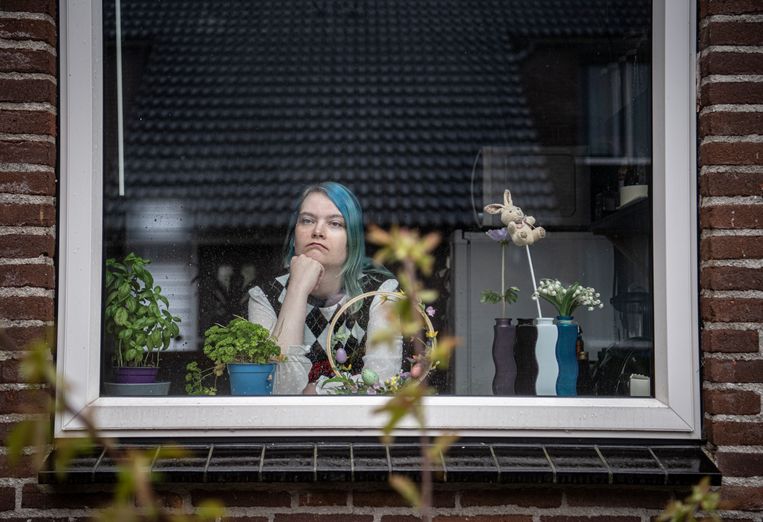 Nadine (32) uit Arnhem schuilt juist nu voor corona, omdat ze vanwege haar autisme al chronisch moe is. Een corona-infectie zou haar situatie kunnen verslechteren.  Beeld Koen Verheijden