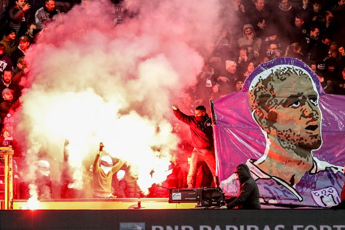 De Anderlechtfans pakken uit met een tifo met een afbeelding van Kompany.