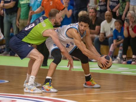 In acht seconden ging deze Rosmalense basketballer van verliezer toch nog naar landskampioen: ‘Gefluit deed pijn aan mijn oren’