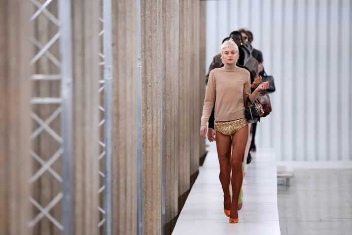 Emma Corrin op de catwalk van Miu Miu voor de herfst- en wintercollectie van 2023-2024 in Parijs.