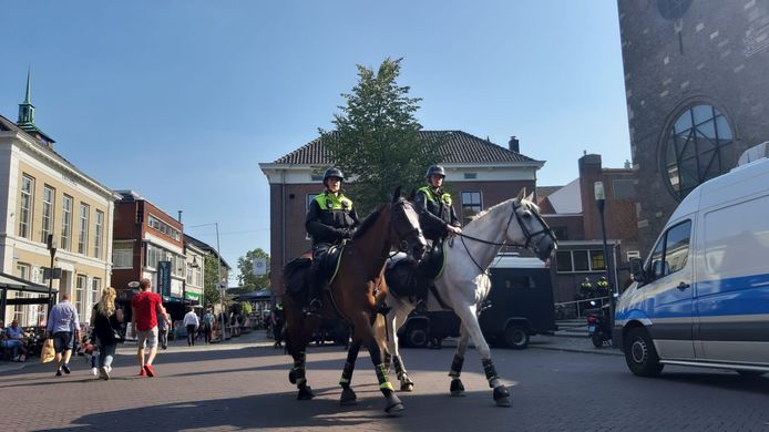 Ook politie te paard in het centrum van Enschede