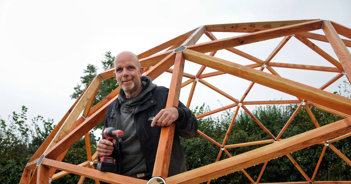 Mantelzorgverblijf 2.0: Erik slaapt in zijn eigen koepeltent om zijn moeder in Zierikzee te bezoeken