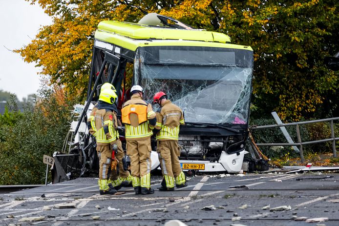Een bus zonder passagiers is maandagochtend op een spoorwegovergang aan de Marconilaan in Bergen op Zoom in botsing gekomen met een trein.