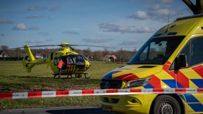 Vrouw (77) overlijdt na aanrijding met onder invloed zijnde wandelaars; politie zoekt getuigen