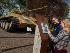 Mencia-leerlingen leiden Poolse studiegenoten rond: natuurlijk ook langs de ‘Poolse’ tank
