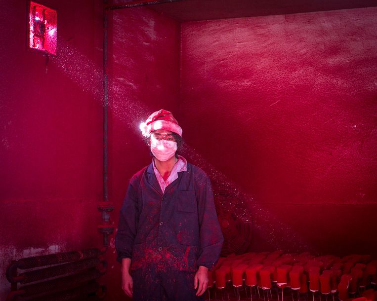 Tweede prijs in de categorie actuele thema's. Een werknemer met kerstmuts in een fabriek in Yiwu. In het oost-Chinese stadje wordt meer dan 60 procent van 's werelds kerstversiering geproduceerd. Beeld Ronghui Chen