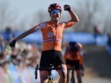Marianne Vos klopt Lucinda Brand en pakt acht jaar na laatste wereldtitel haar achtste regenboogtrui in het veld