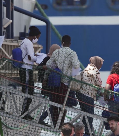 Un navire de sauvetage avec 320 migrants à bord autorisé à accoster en Sicile