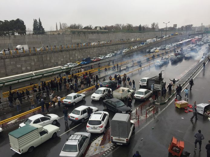 Beeld van een protestactie tegen de verhoogde brandstofprijzen in Teheran vorige maand.