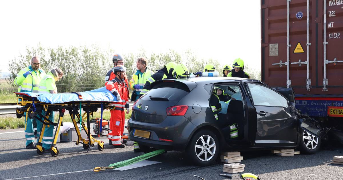 Traumaheli landt op A15 na botsing auto met vrachtwagen.