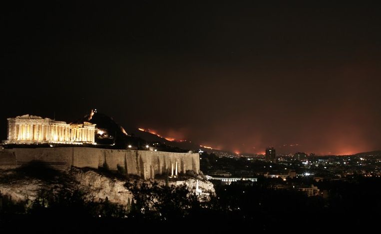 De Acropolis met op de achtergrond de dreigende brandhaarden. Beeld UNKNOWN