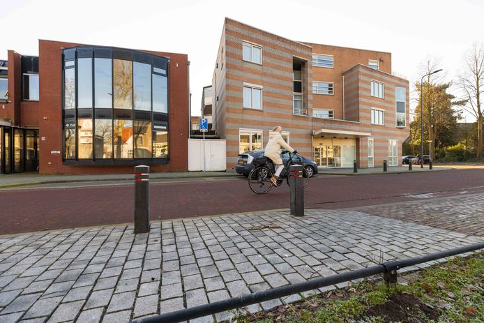 Links de geplande locatie voor de opvang, rechts het complex Gildestaete.