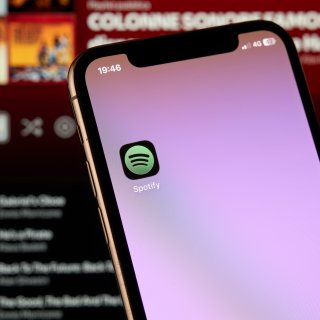 Anti-azc-lied staat niet meer op YouTube en Spotify, maker wil het ‘zo snel mogelijk weer online’