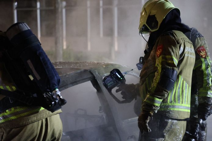 Op de Witboomstraat in Veen zijn opnieuw twee voertuigen in brand gestoken. De voertuigen werden door de brandweer met schuim geblust.