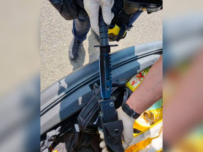 Vlissinger (19) die tegen lesauto botste mogelijk onder invloed; politie neemt mes en drugs in beslag