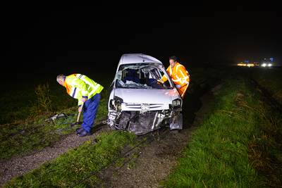 Bedrijfsbus raakt van de weg en eindigt in de berm op A28 bij Wezep: bestuurder gewond