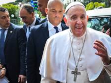Paus Franciscus herstelt snel van bronchitis en leidt vandaag zondagmis: ‘Ik leef nog’