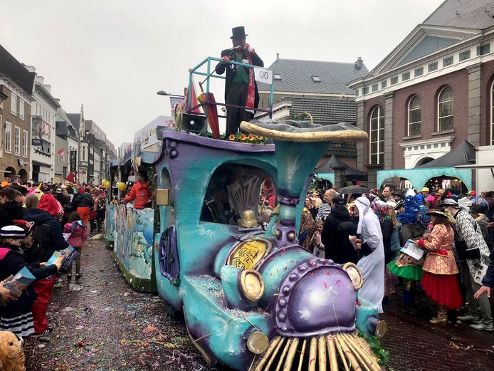 De Tullepetrein reed vorig jaar wel mee in de optocht als schooiwagen, dit jaar moet de trein vaker door de straten rollen.
