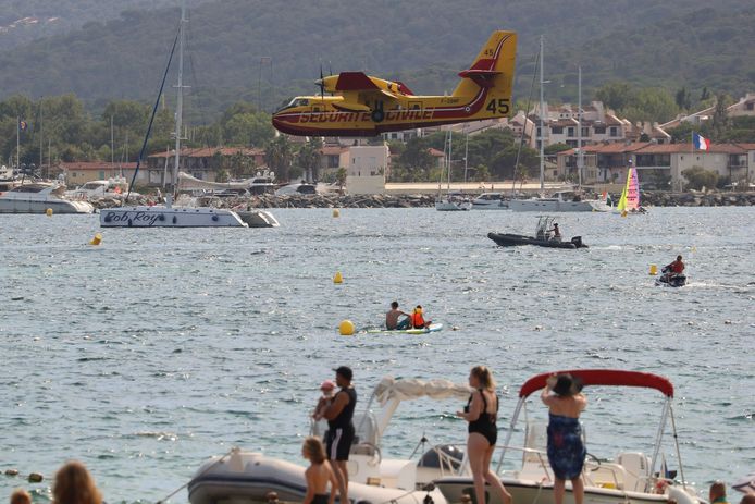 Un aereo dei vigili del fuoco atterra nella baia di Saint-Tropez per raccogliere acqua di mare.