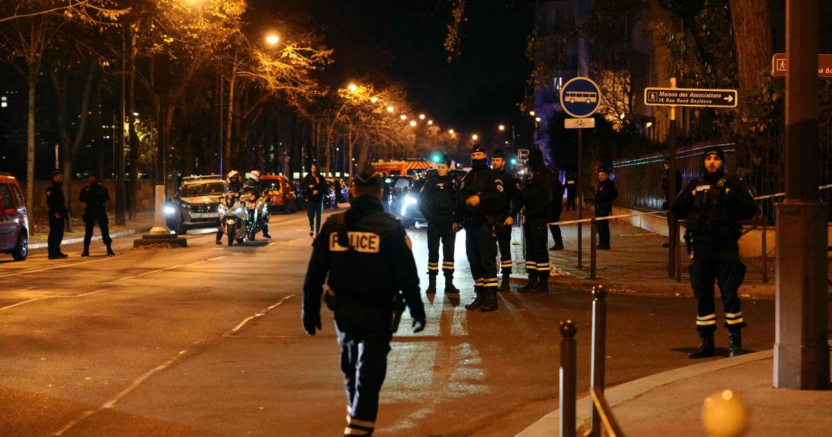 Eén dode, twee gewonden bij mesaanval Parijs, Franse premier: ‘Wij zullen niet toegeven aan terrorisme. Nooit’