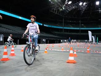KIJK. Driehonderd Antwerpse leerlingen fietsen in een leeg Sportpaleis 