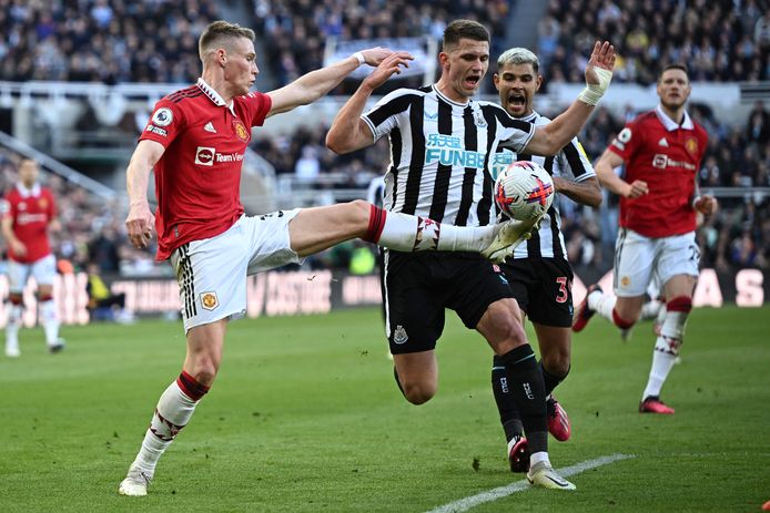 Sven Botman in duel met Scott McTominay.