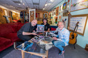 René Brama van Hidden Charms Records (l) Henk Lammers (m) en Tom Weel van Paco Plumtrek gaan producties van bands en artiesten uit Almelo promoten.