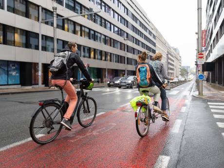 Journée mondiale du vélo: les cyclistes applaudis à leur passage ce lundi