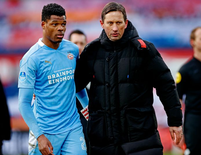 Roger Schmidt en Denzel Dumfries op archiefbeeld.