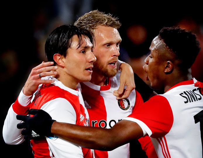 Luis Sinisterra feliciteert Nicolai Jorgensen na zijn eerste goal. Links Berghuis.