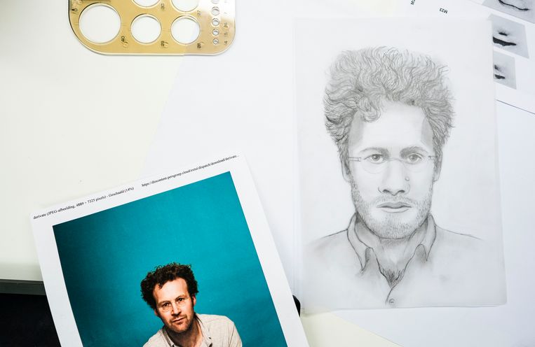 Links een foto en rechts een compositietekening van Volkskrant-verslaggever Tjerk Gualthérie van Weezel, in werkelijkheid geen verdachte. Beeld Freek van den Bergh / de Volkskrant
