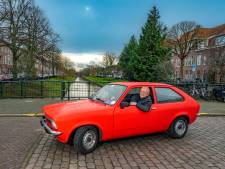 De rode flits van Pieter knalt uit het grijze straatbeeld: ‘Juist leuk dat de motor pruttelt’