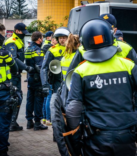 Nieuwsoverzicht | Supporters aangehouden bij wedstrijd PSV - Hoe je na één belletje van Mark Rutte ineens staatssecretaris bent