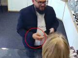 Betrapt! Met deze sluwe truc licht crimineel juwelier op